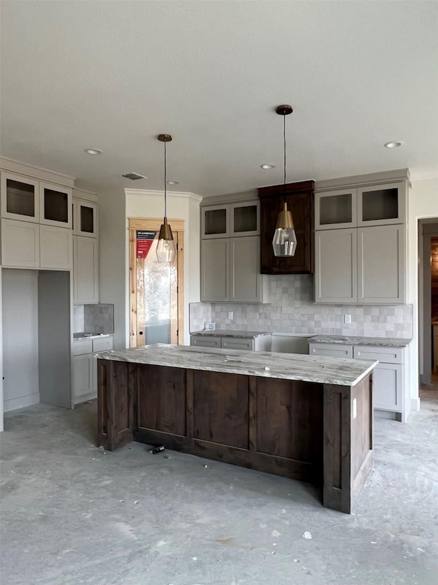 kitchen featuring hanging light fixtures and a spacious island