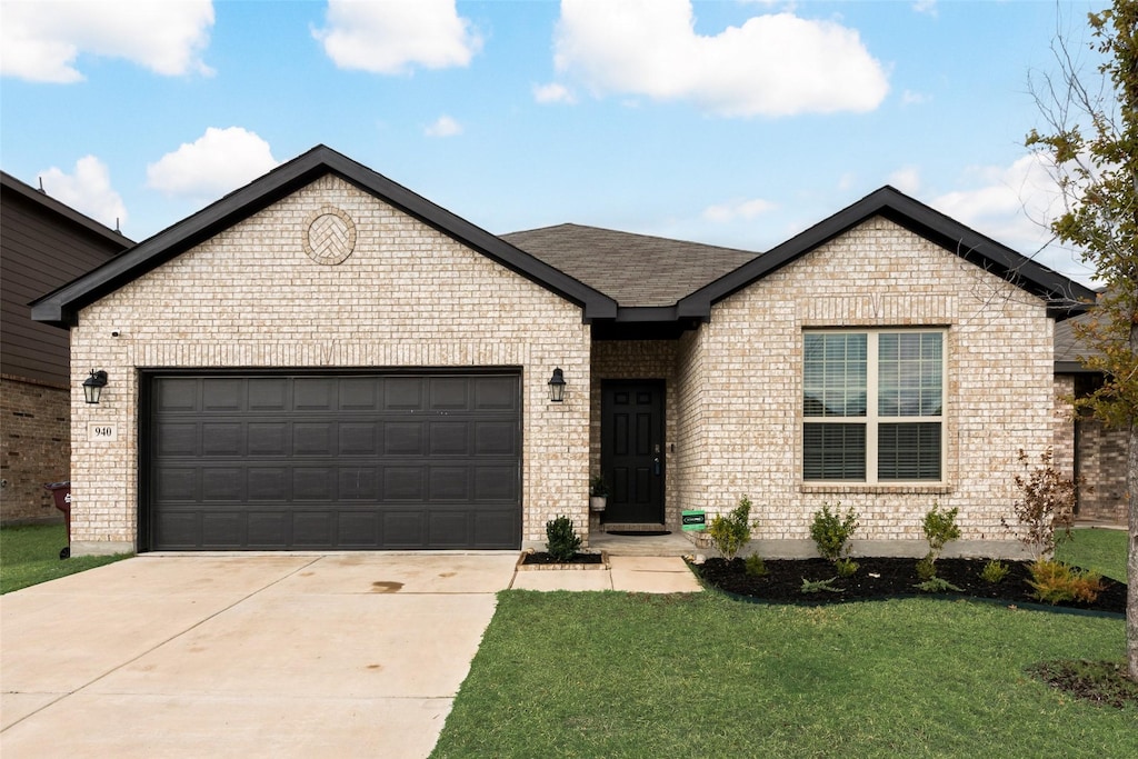 view of front of house featuring a garage and a front yard