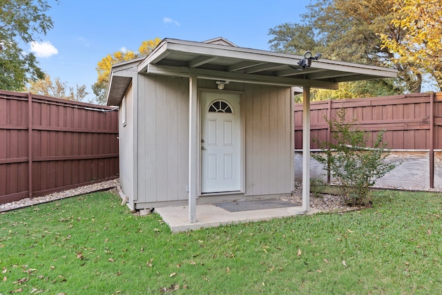 view of outdoor structure with a yard