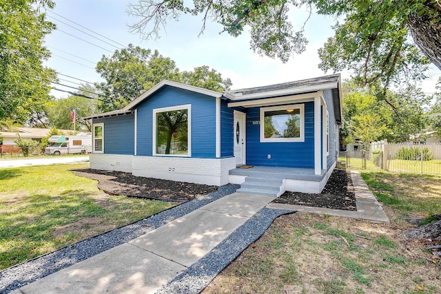 bungalow featuring a front yard