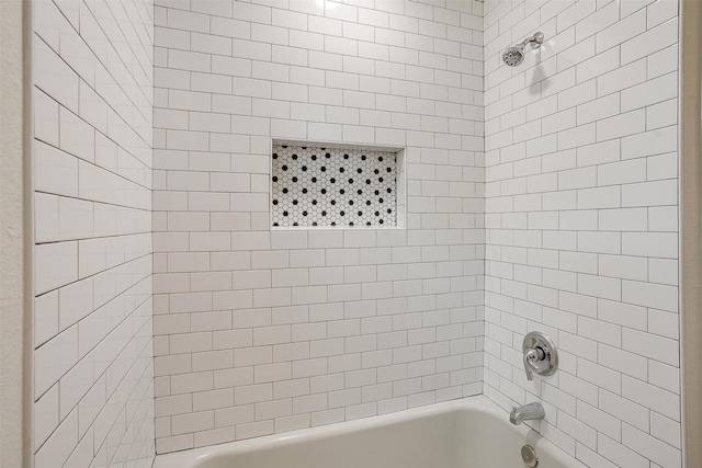 bathroom with tiled shower / bath combo