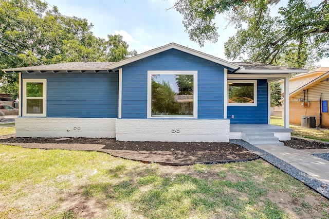 view of front of property with a front yard