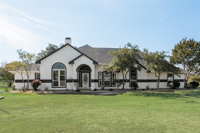 view of front facade featuring a front lawn