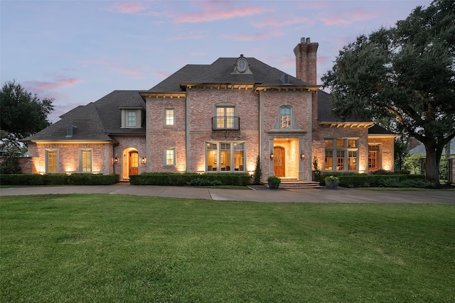 view of front of property featuring a yard