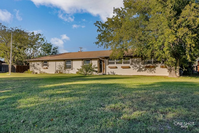 ranch-style house featuring a front lawn