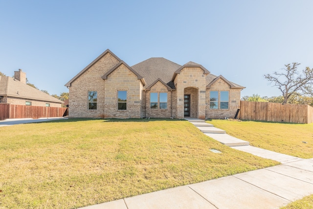 view of front facade featuring a front lawn