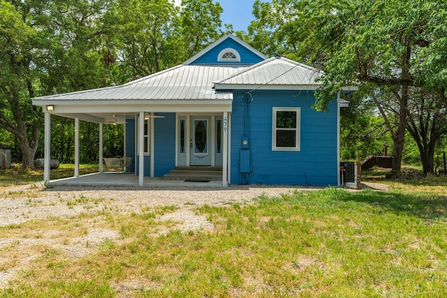 view of front of property with covered porch and a front lawn