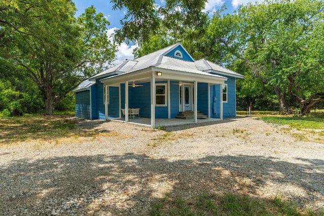 view of front facade with covered porch and a front yard