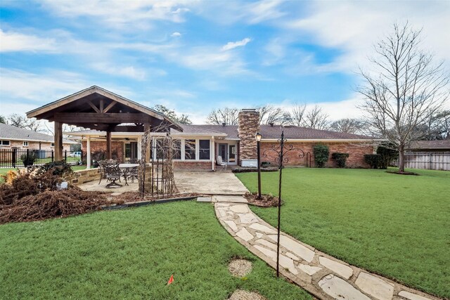 view of yard with ceiling fan and a patio