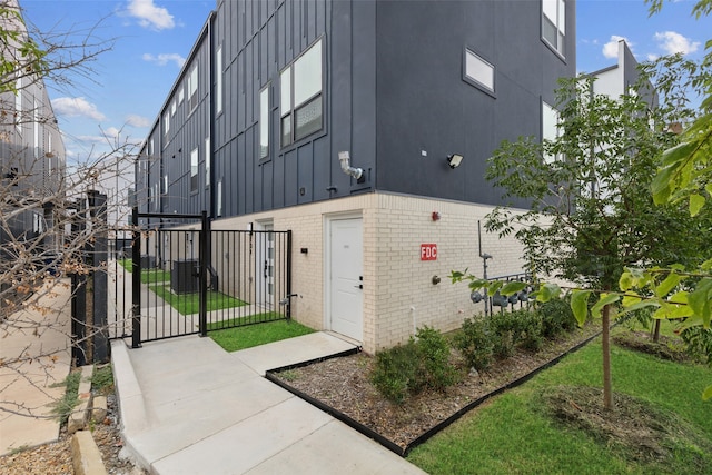 view of side of property featuring a yard