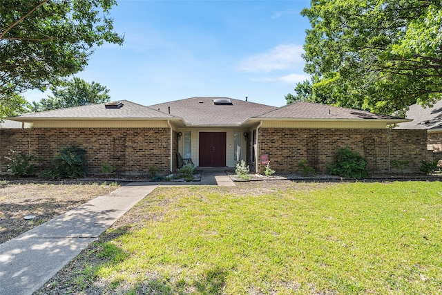 single story home with a front lawn