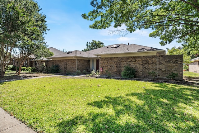 ranch-style house featuring a front yard