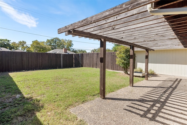 view of yard featuring a pergola