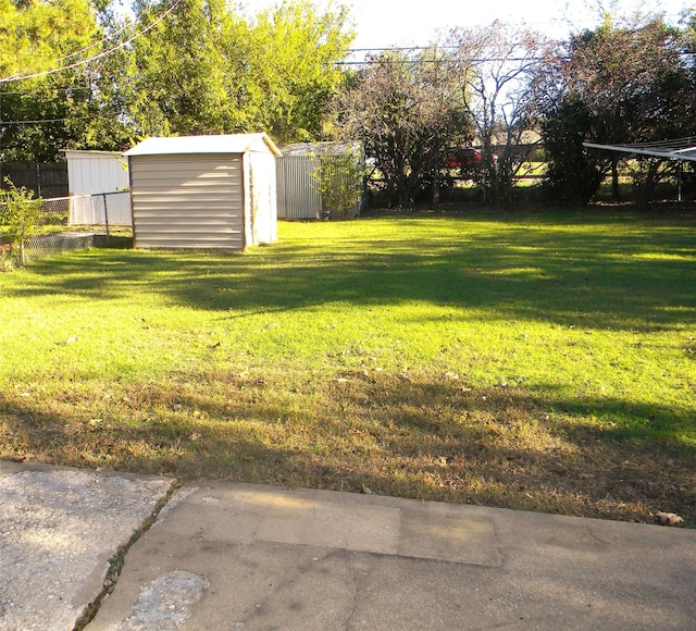 view of yard featuring a storage shed