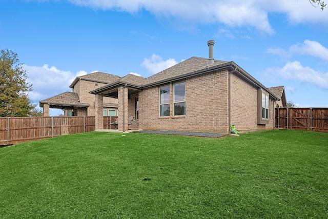 back of house featuring a lawn