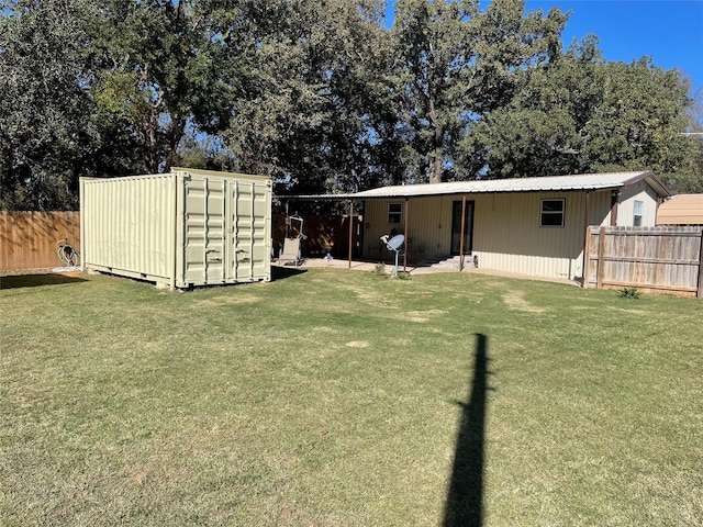 view of yard featuring a storage unit