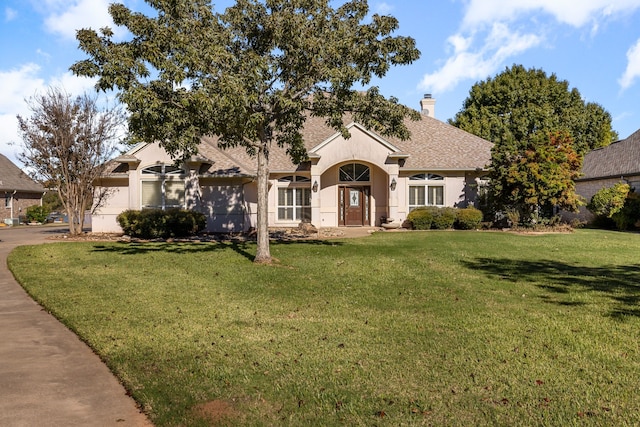 view of front of property featuring a front lawn