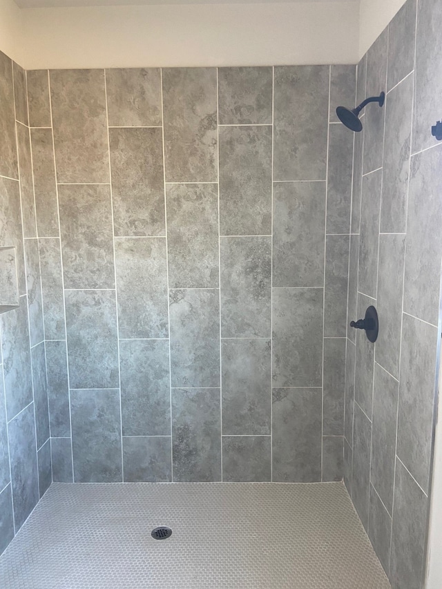 bathroom featuring a tile shower