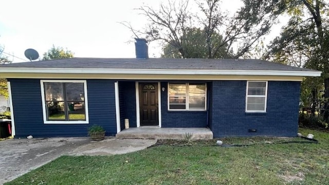 view of front of house with a front lawn