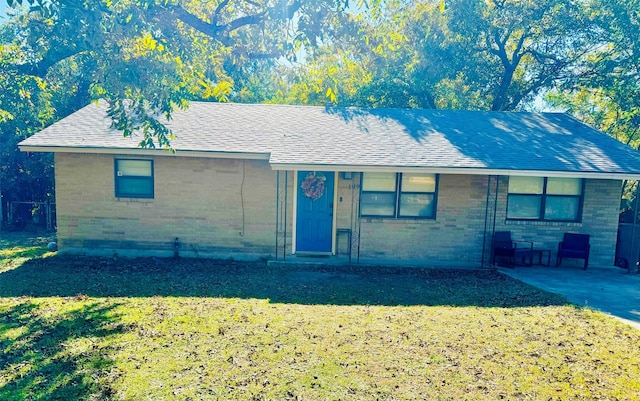 single story home with a front yard