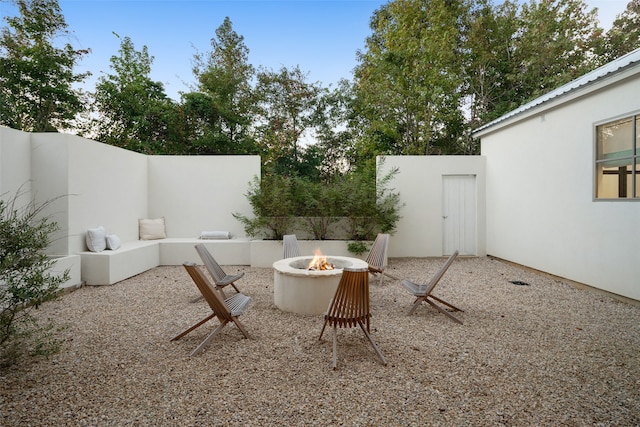 view of yard featuring an outdoor fire pit