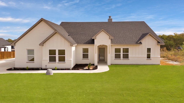 view of front facade featuring a front yard