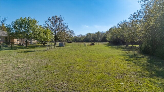 view of yard featuring a rural view