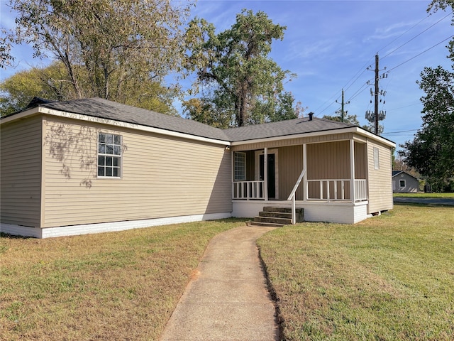 view of front of house featuring a front lawn