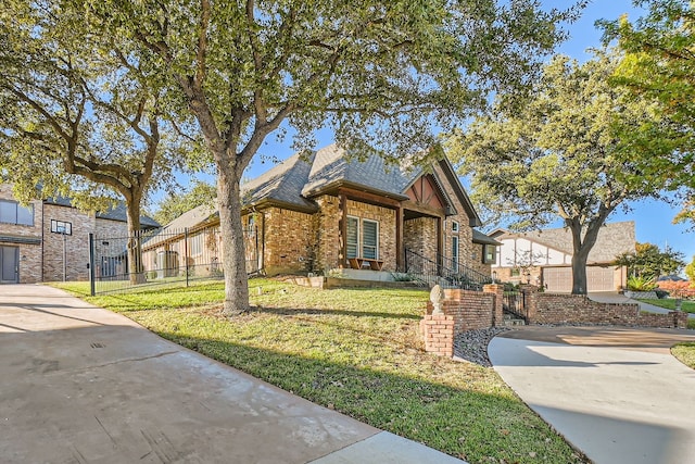 view of front of property featuring a front lawn