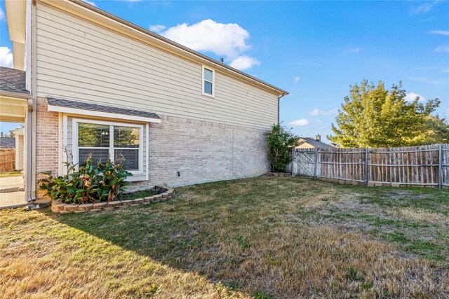 view of side of property featuring a lawn