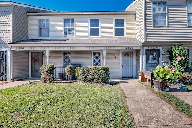 view of front facade with a front lawn