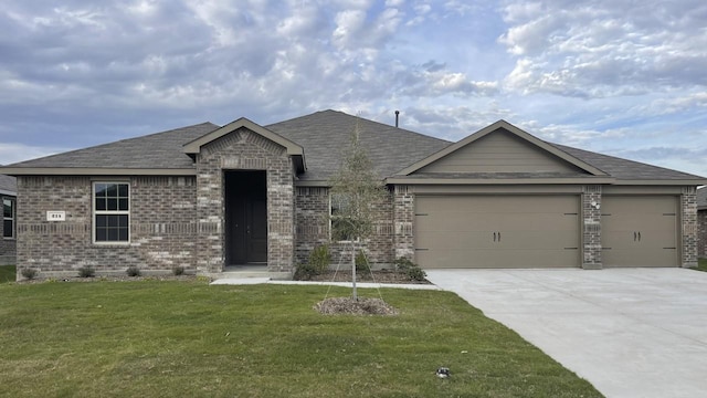 view of front of home featuring a front yard and a garage