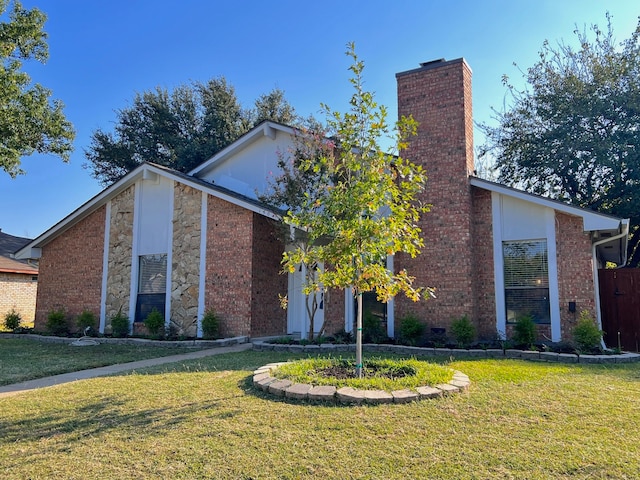 view of front of property with a front yard