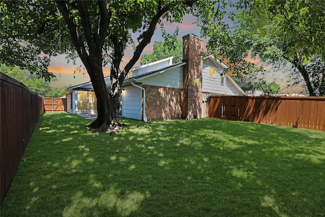 view of yard at dusk