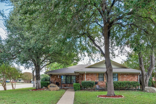 single story home with a front lawn