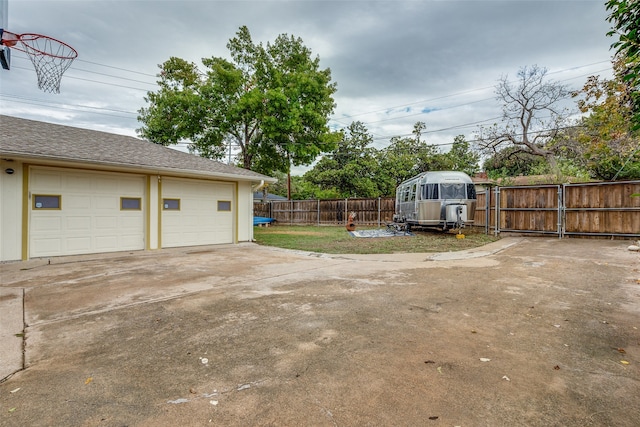 view of yard with an outdoor structure