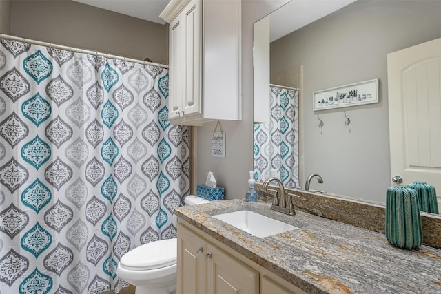 full bath featuring toilet, curtained shower, and vanity