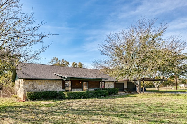 ranch-style house featuring a front yard