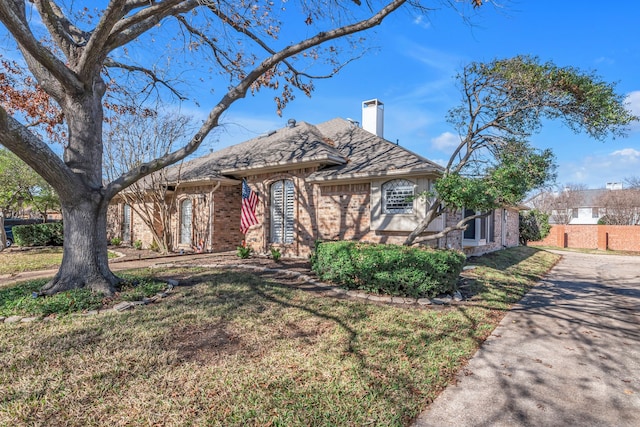 view of front of home featuring a front yard