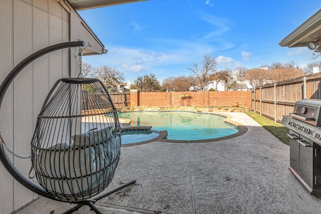 view of pool with an in ground hot tub and a patio area