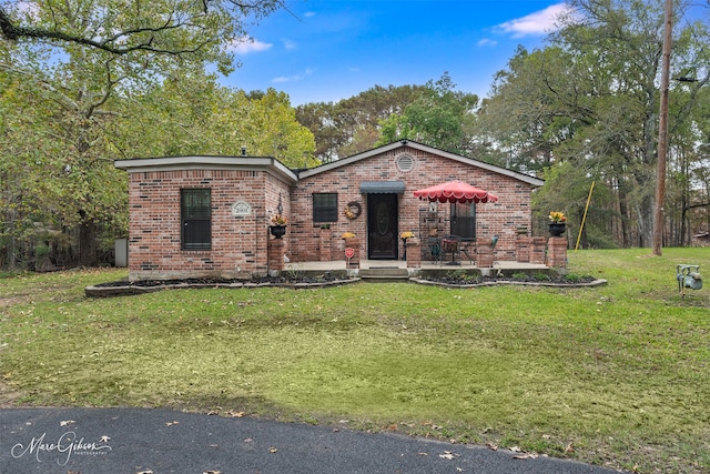 ranch-style house featuring a front yard