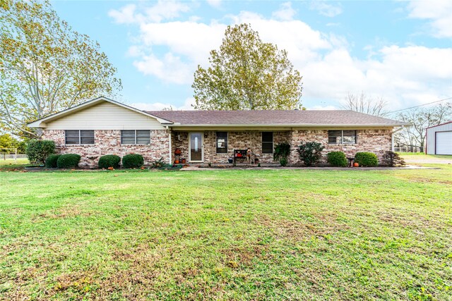 single story home featuring a front lawn