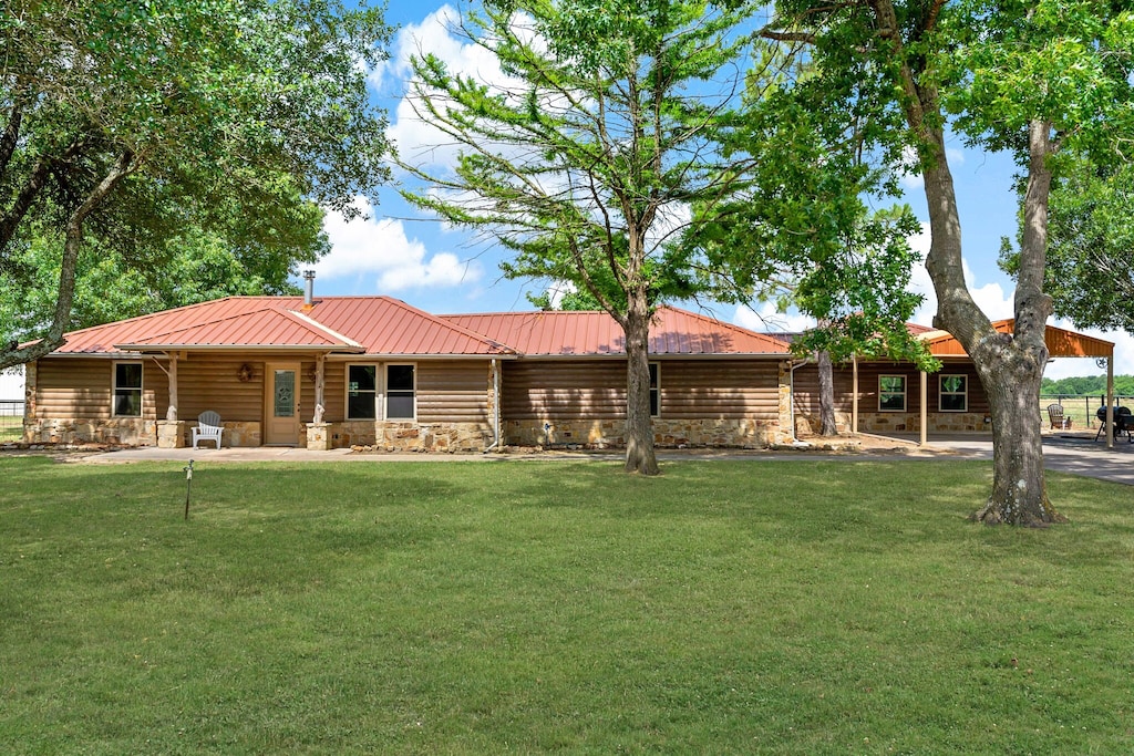 view of front of home with a front lawn