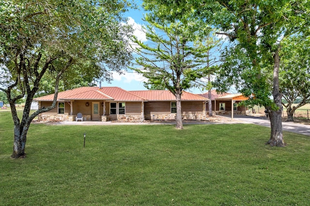 view of front of property featuring a front lawn