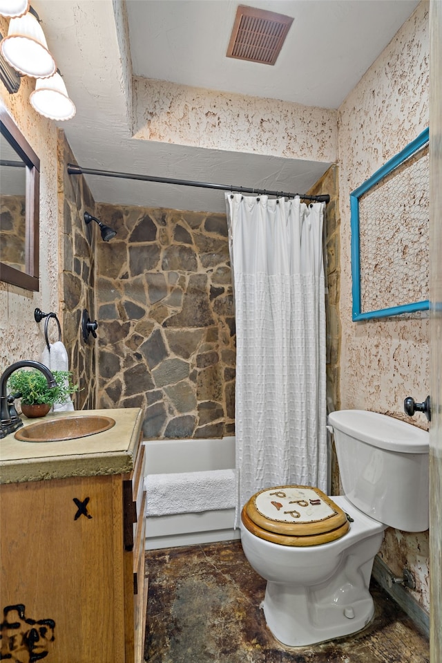 full bathroom featuring shower / tub combo with curtain, vanity, and toilet