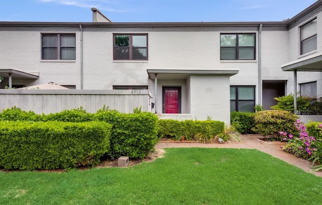 townhome / multi-family property featuring a front yard