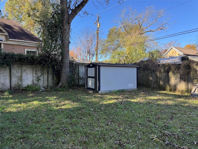 view of yard featuring a storage shed