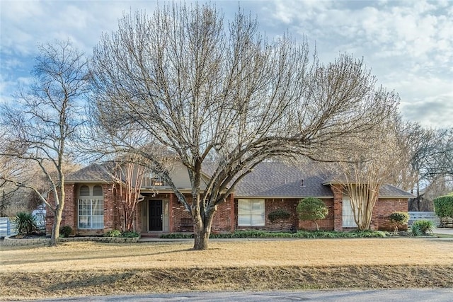 ranch-style home featuring a front lawn