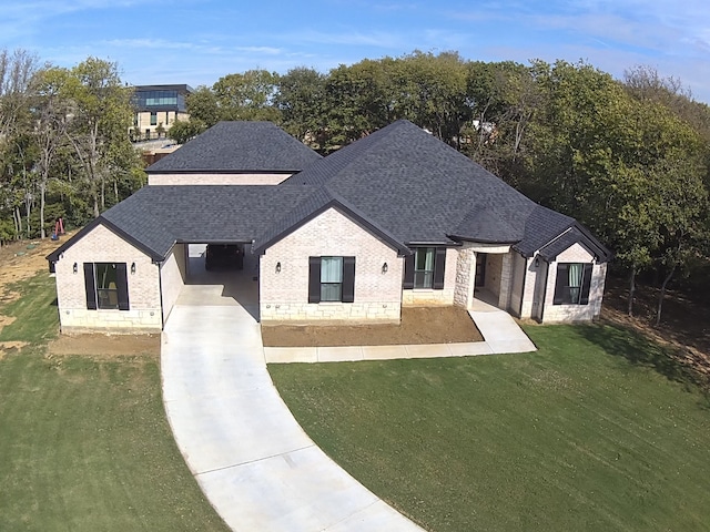 view of front of house featuring a front lawn