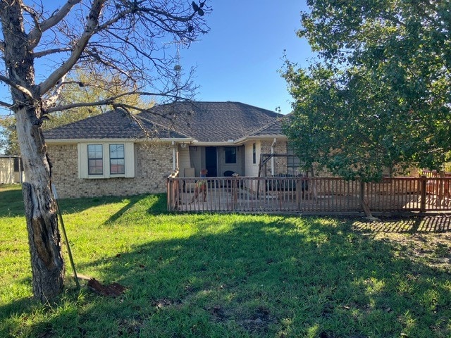 view of front of property featuring a front yard